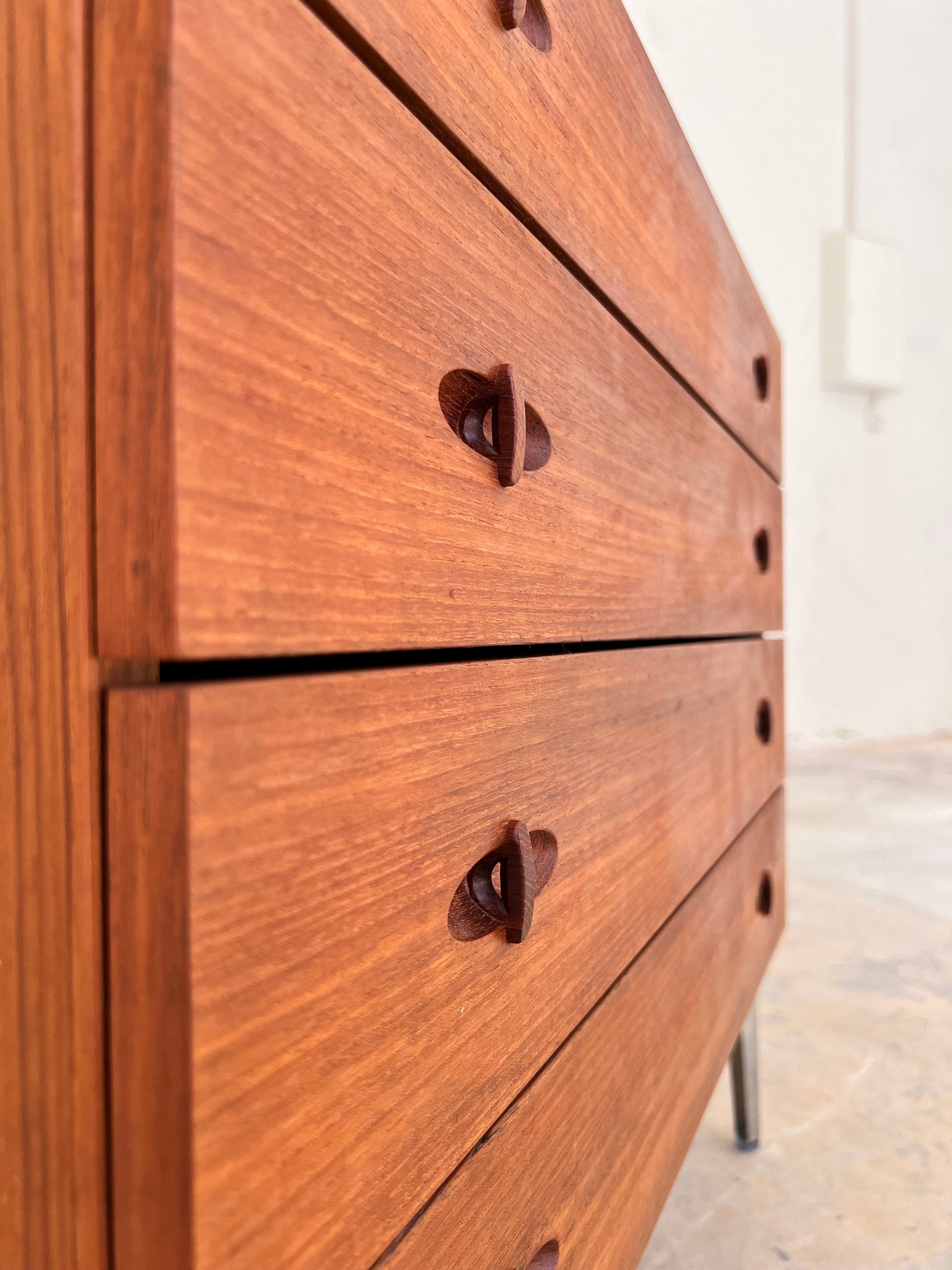 Vintage Kommode aus Teak mit neuen Chromfüßen von H. W. Klein für Bramin