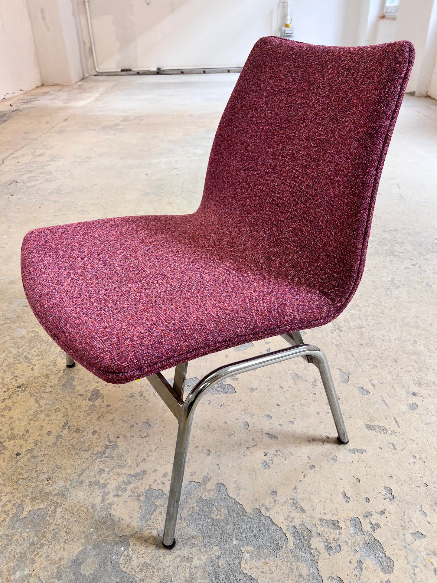 Vintage Sessel Lufthavnsstol von Anden Arkitekt für Duba Møbelindustri brombeer-pink Chrom