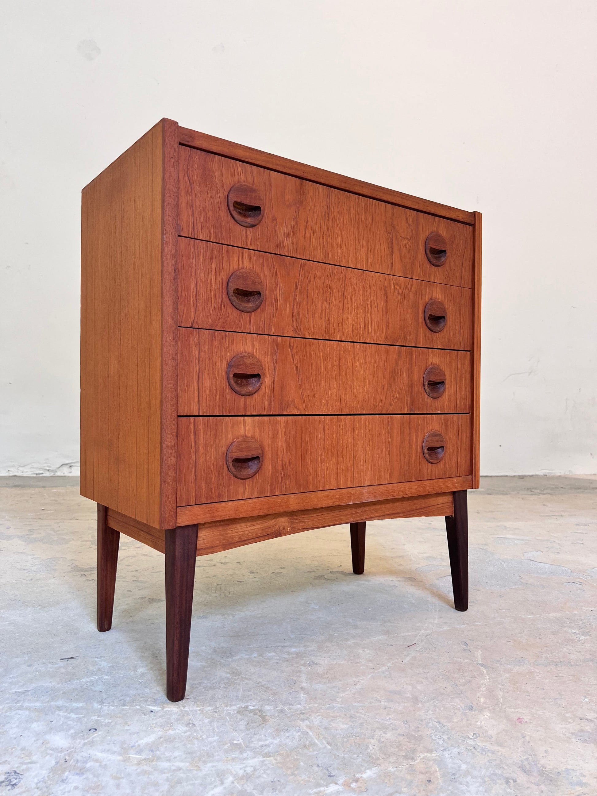 Vintage Kommode Teak mit runden Griffmulden aus Dänemark
