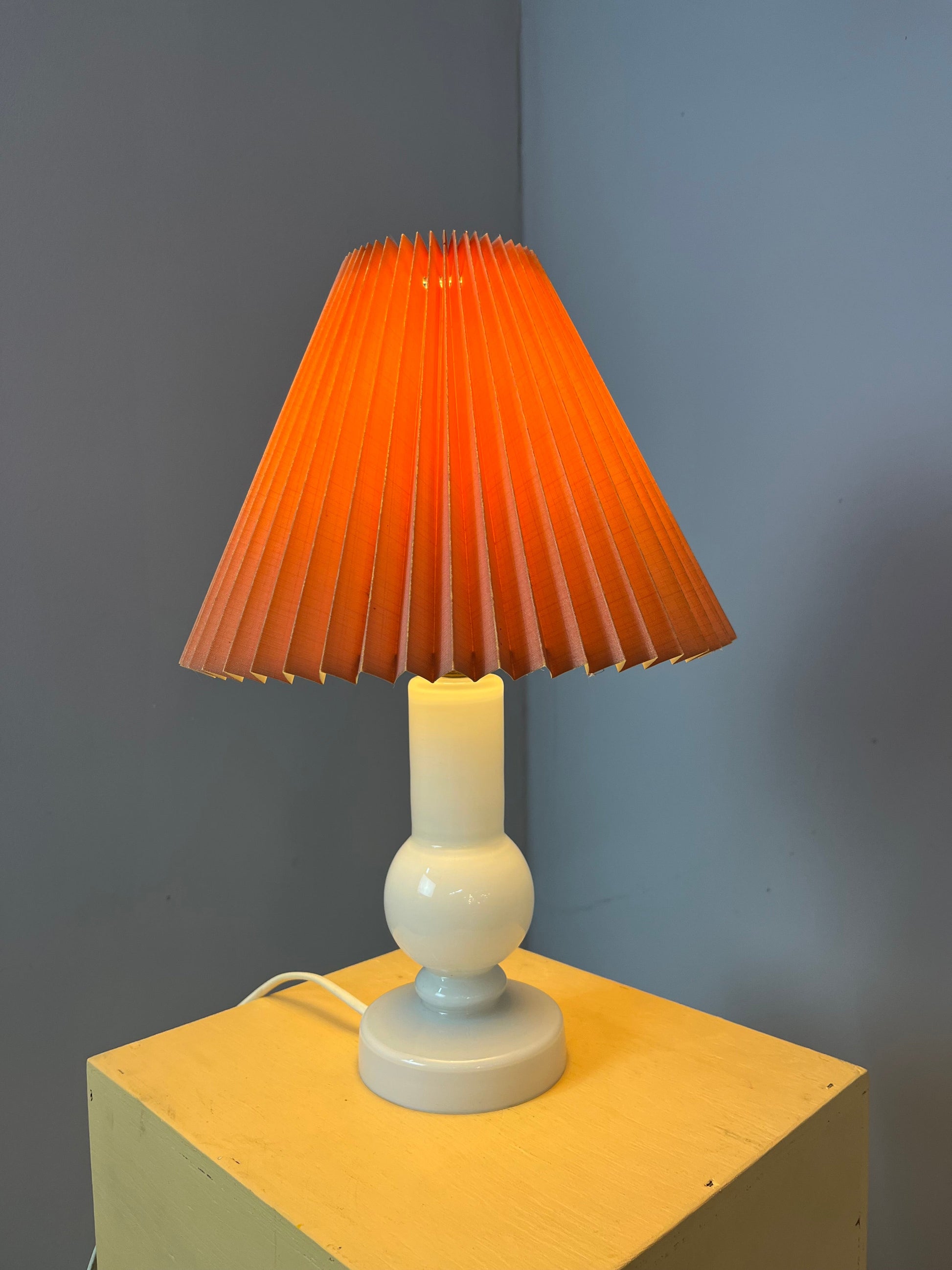 Tischlampe weiß Glas mit rosa Schirm