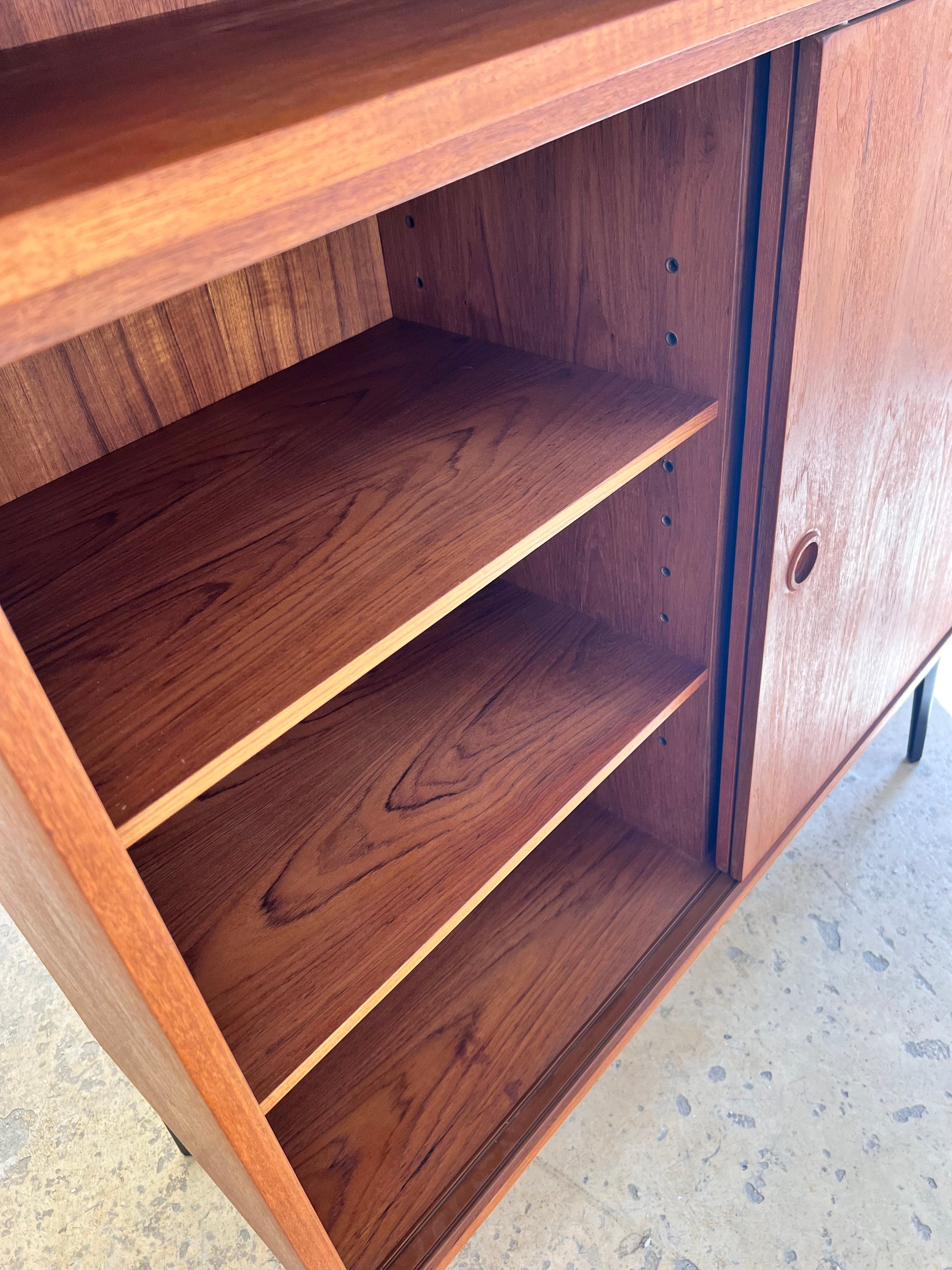 Vintage Schrank Teak mit Schiebetür aus Dänemark, schwarze Möbelfuß