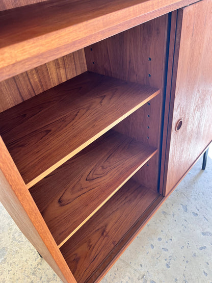Vintage Schrank Teak mit Schiebetür aus Dänemark, schwarze Möbelfuß