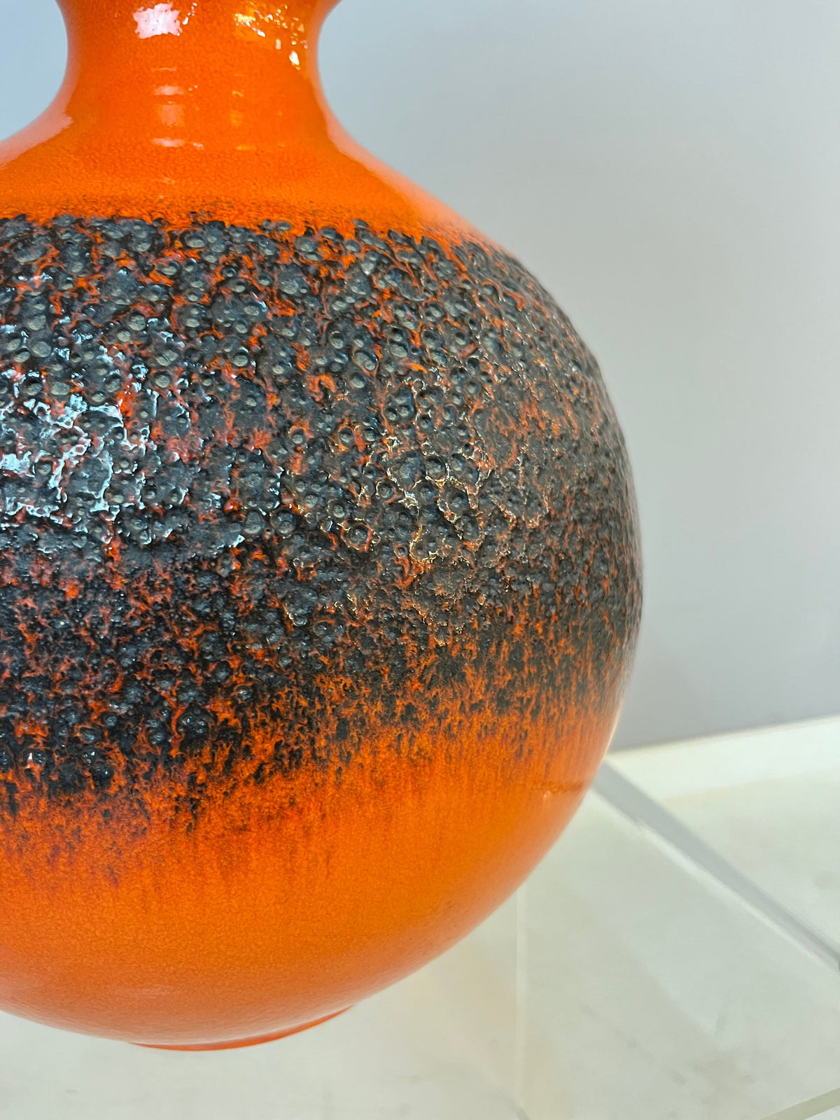 Lampe de table vintage Fat Lava avec abat-jour en soie naturelle orange marron par JASBA