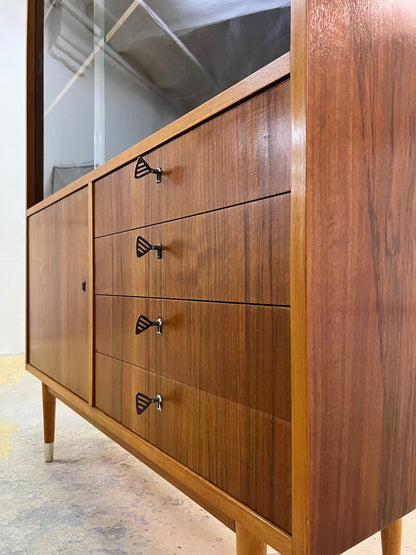 Vintage Vitrinenschrank von Deutsche Werkstätten Hellerau, Nussbaum, restauriert, Glasschiebetüren