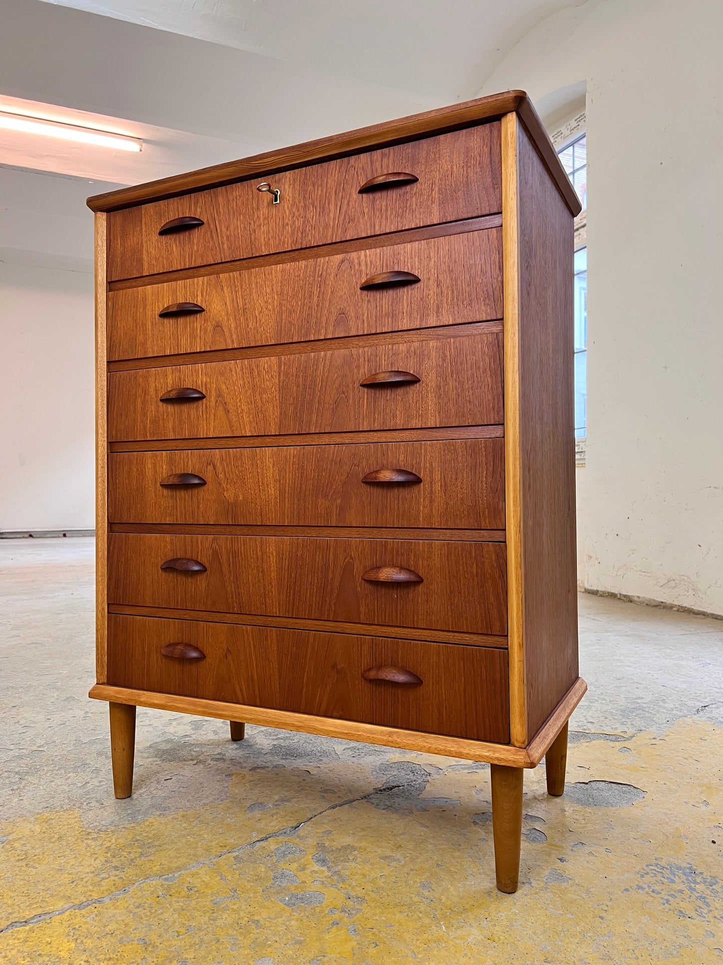 Vintage Kommode Teak mit Muschelgriffen