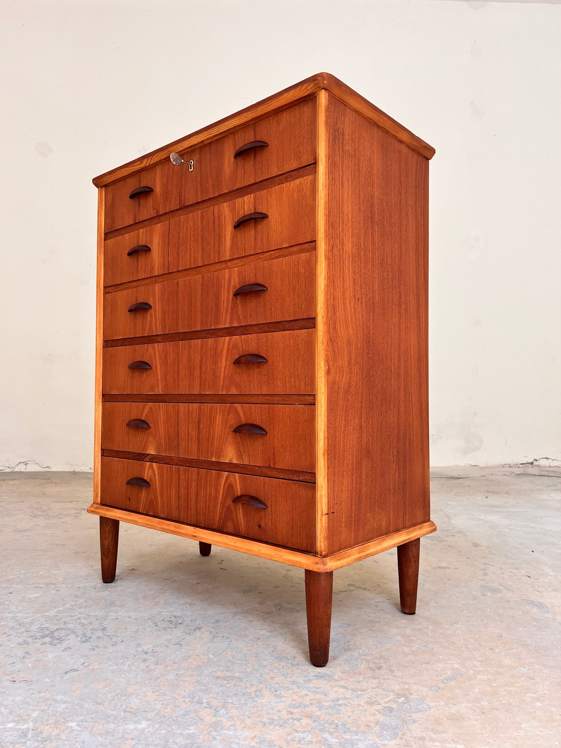 Vintage Kommode Teak mit Muschelgriffen und Schloss aus Dänemark