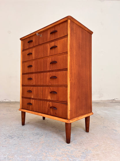 Vintage Kommode Teak mit Muschelgriffen und Schloss aus Dänemark