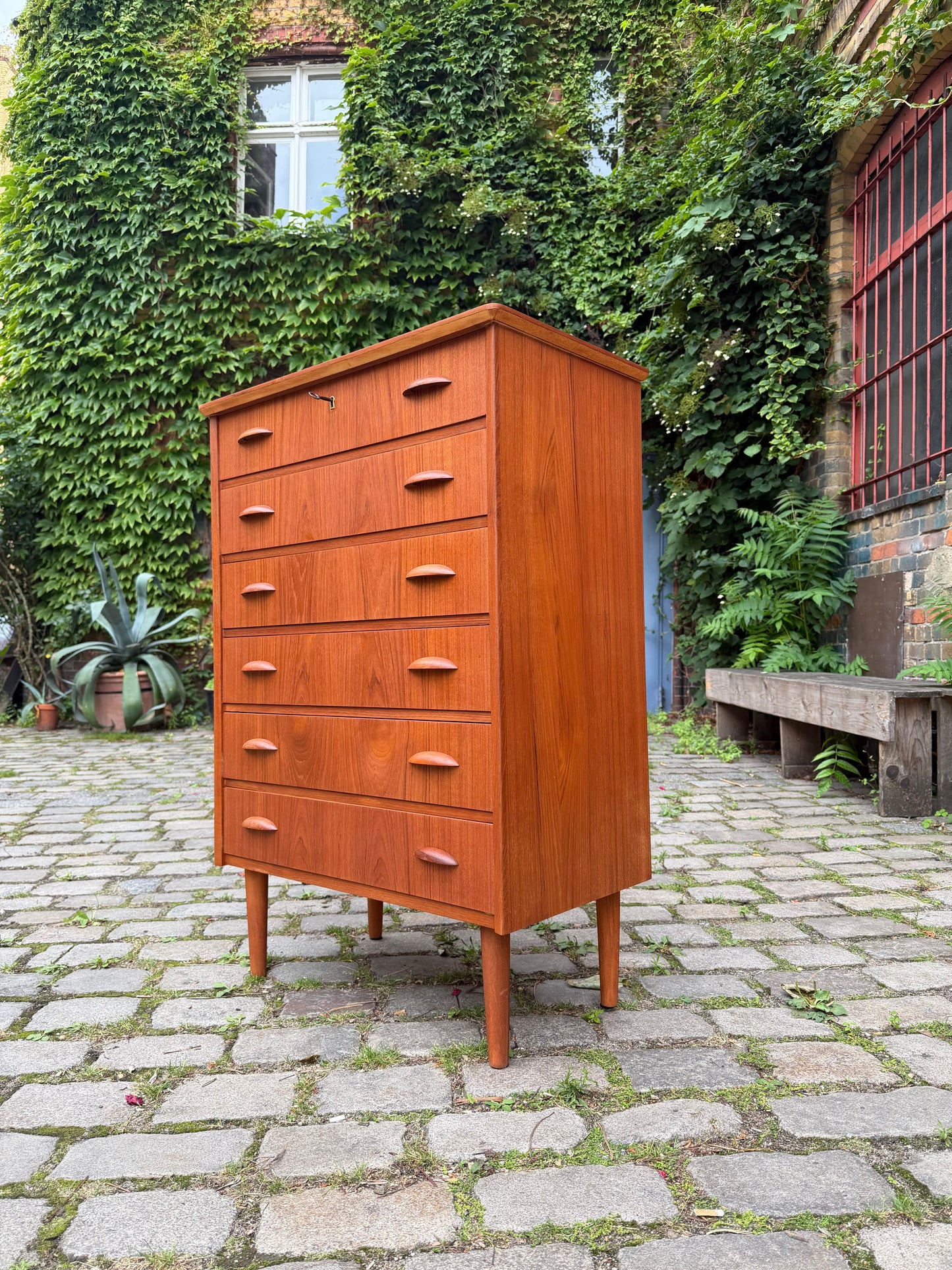 Vintage Kommode Teak mit Muschelgriffen und Schloss aus Dänemark