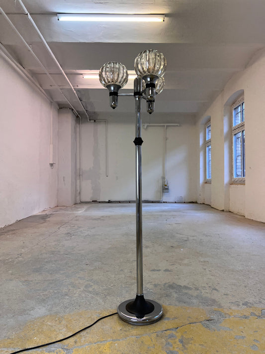 Vintage Stehlampe Chrom 1970er Jahre geriffelter Glasschirm