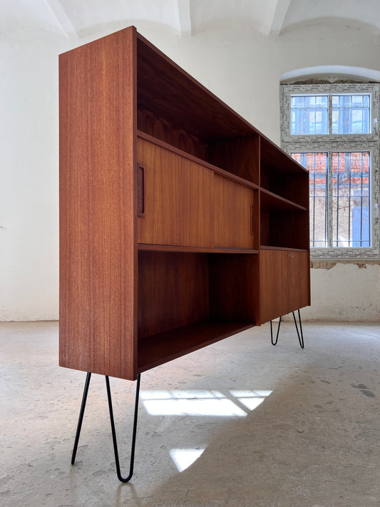 Vintage Regal auf Hairpinlegs aus Dänemark, Teak, Schiebetür und Fächer