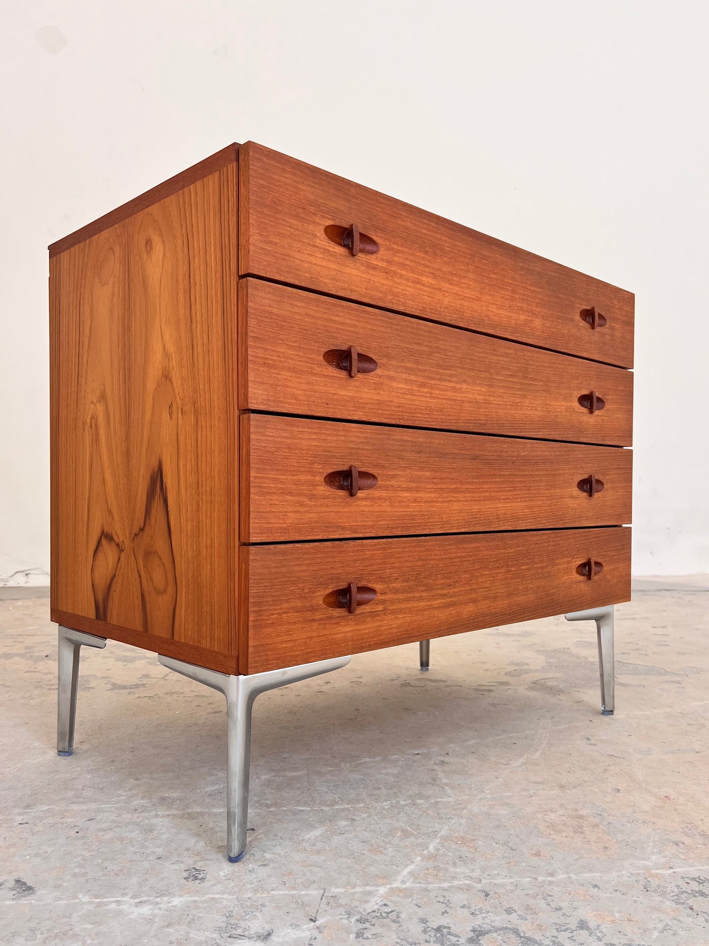 Vintage Kommode aus Teak mit neuen Chromfüßen von H. W. Klein für Bramin