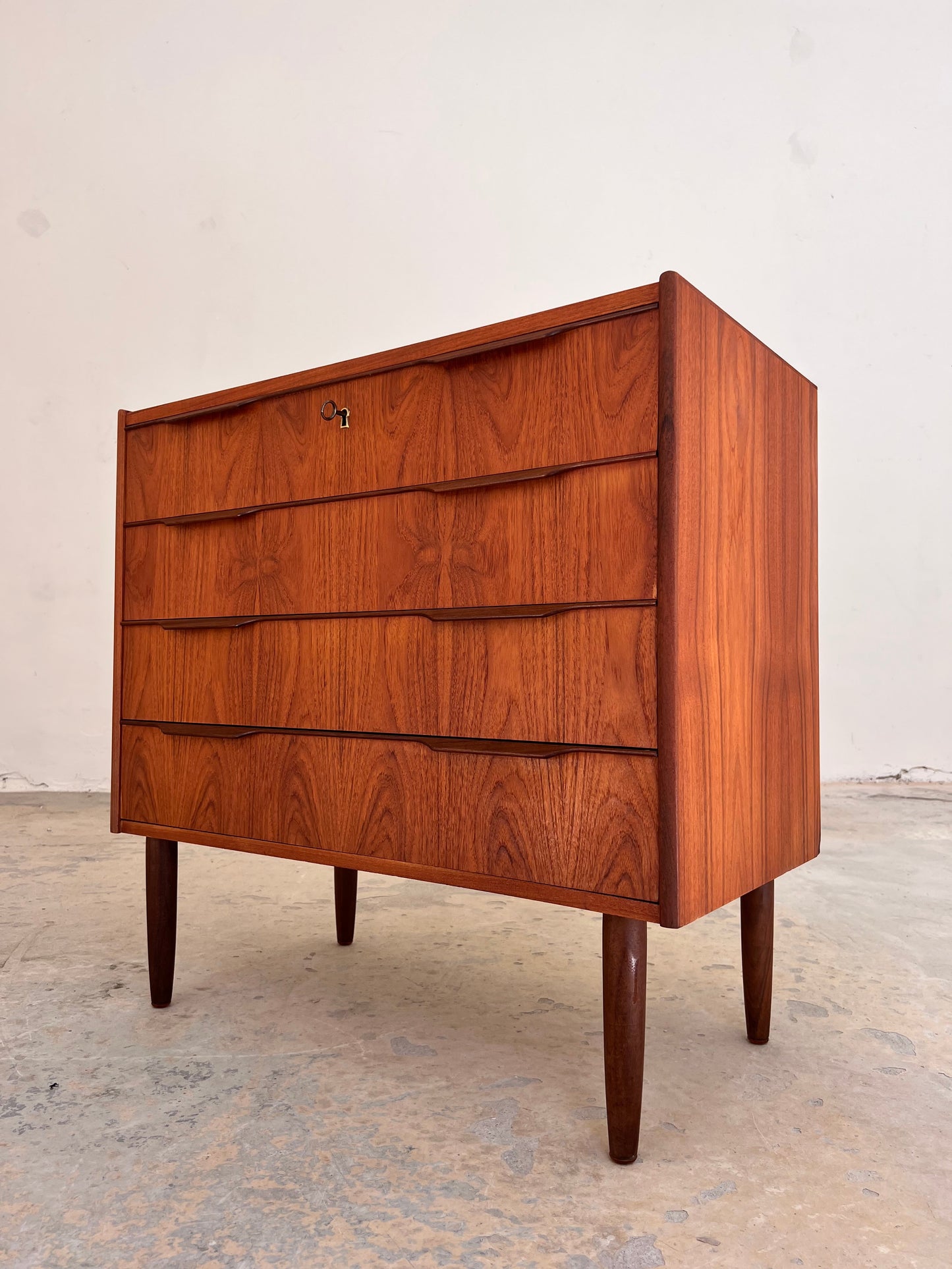 Vintage Kommode aus Teak mit Schloss aus Dänemark