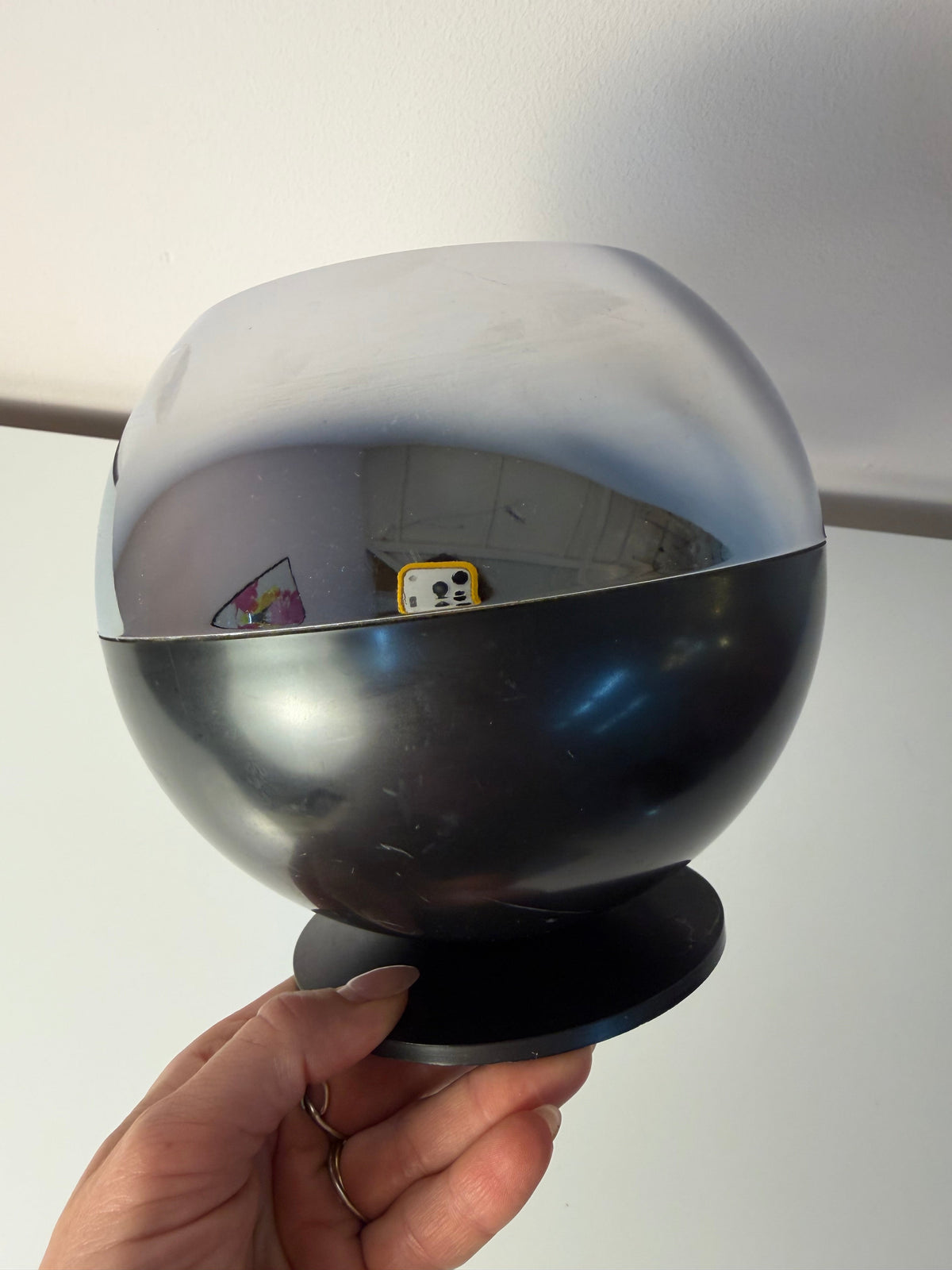 Eiskübel Kugelform Chrom und Schwarz von Quist