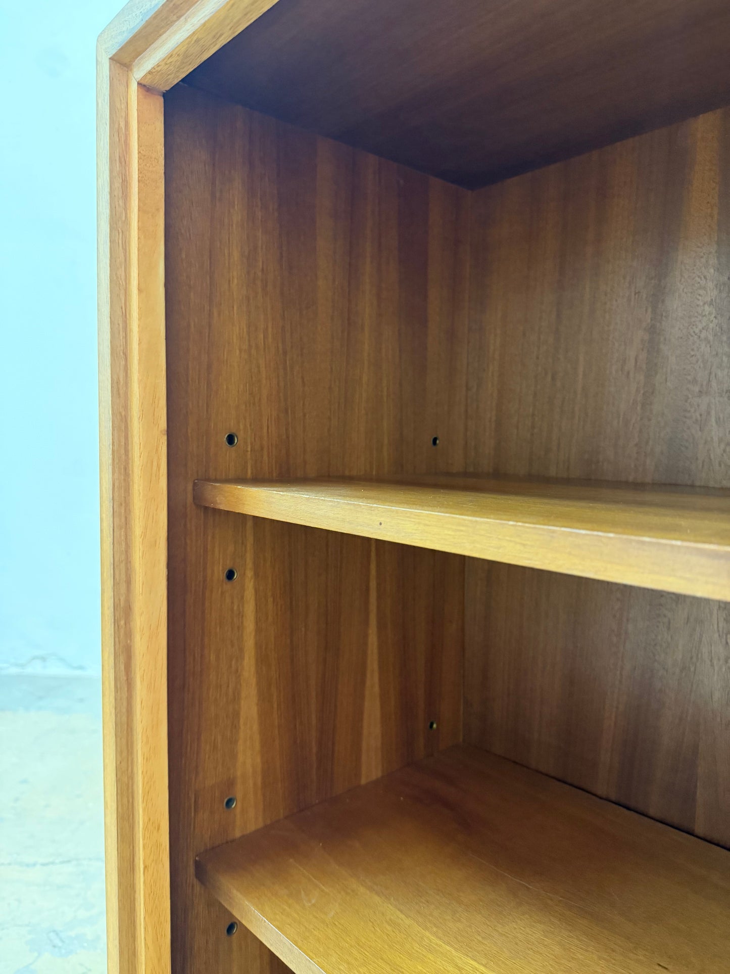 Vintage Bücherregal Nussbaum mit Chromfüßen von WK Möbel