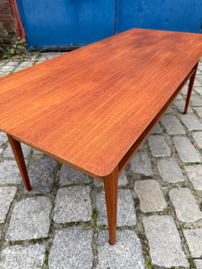 Vintage Couchtisch Teak mit Ablage aus Dänemark