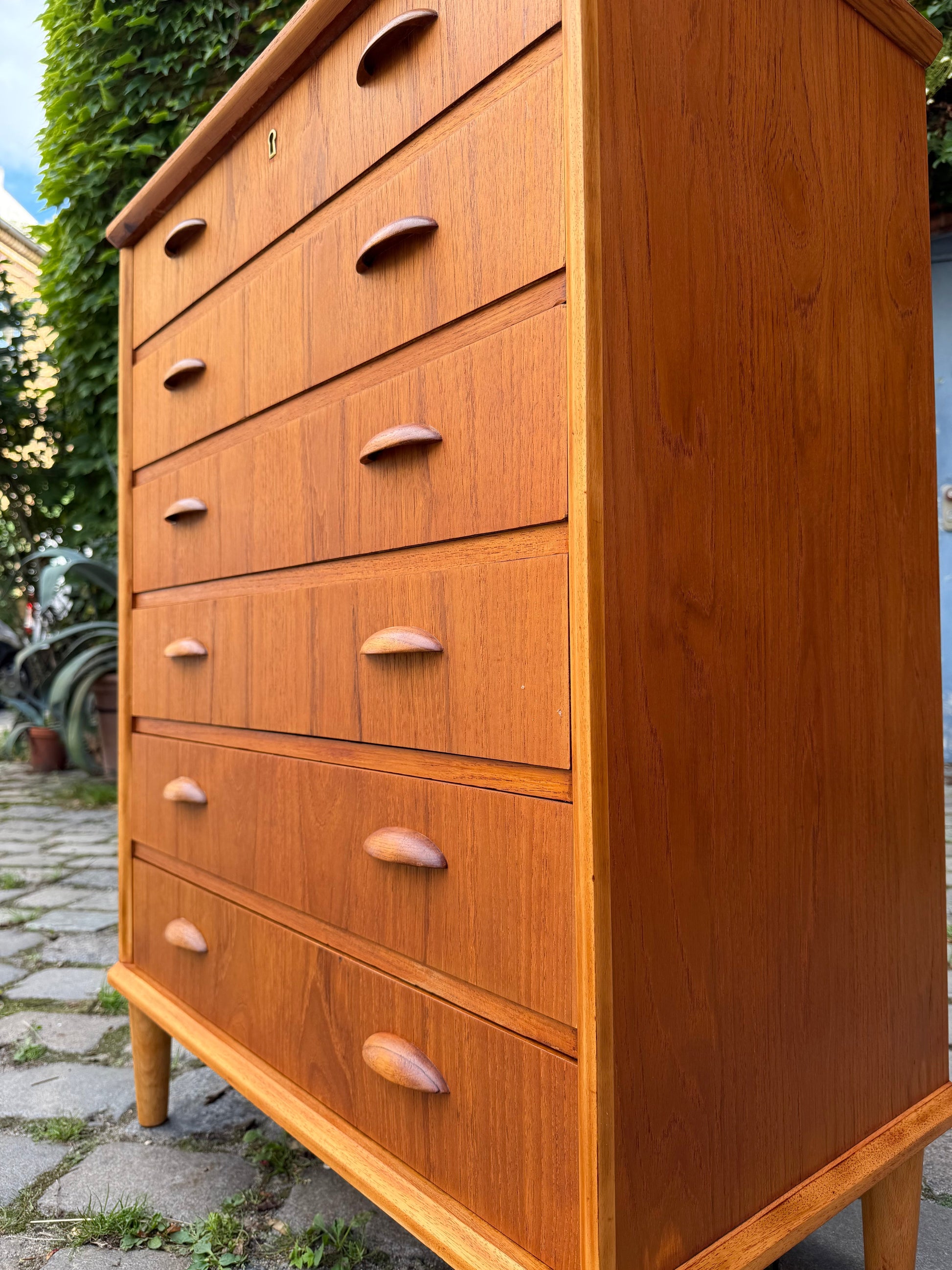 Vintage Kommode Teak mit Muschelgriffen aus Dänemark
