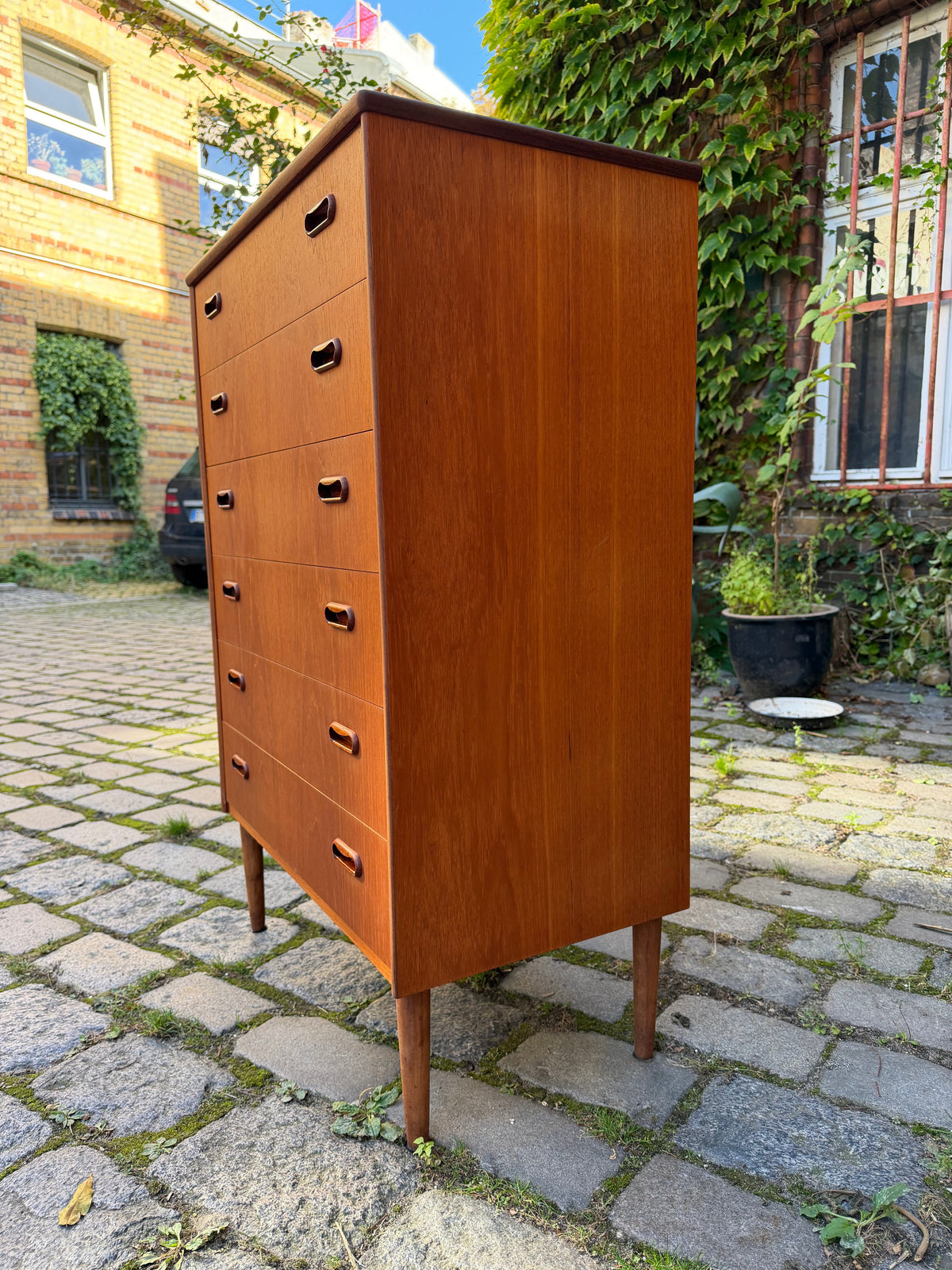 Kommode Teak mit Griffmulden von Kværndrup Møbelfabrik