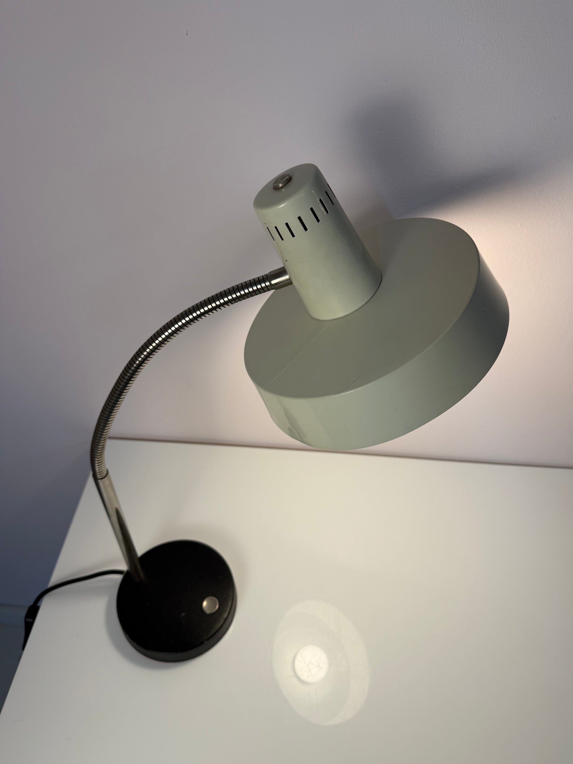 Vintage Schreibtischlampe altweiß mit beweglichem Arm, Deutschland 50er