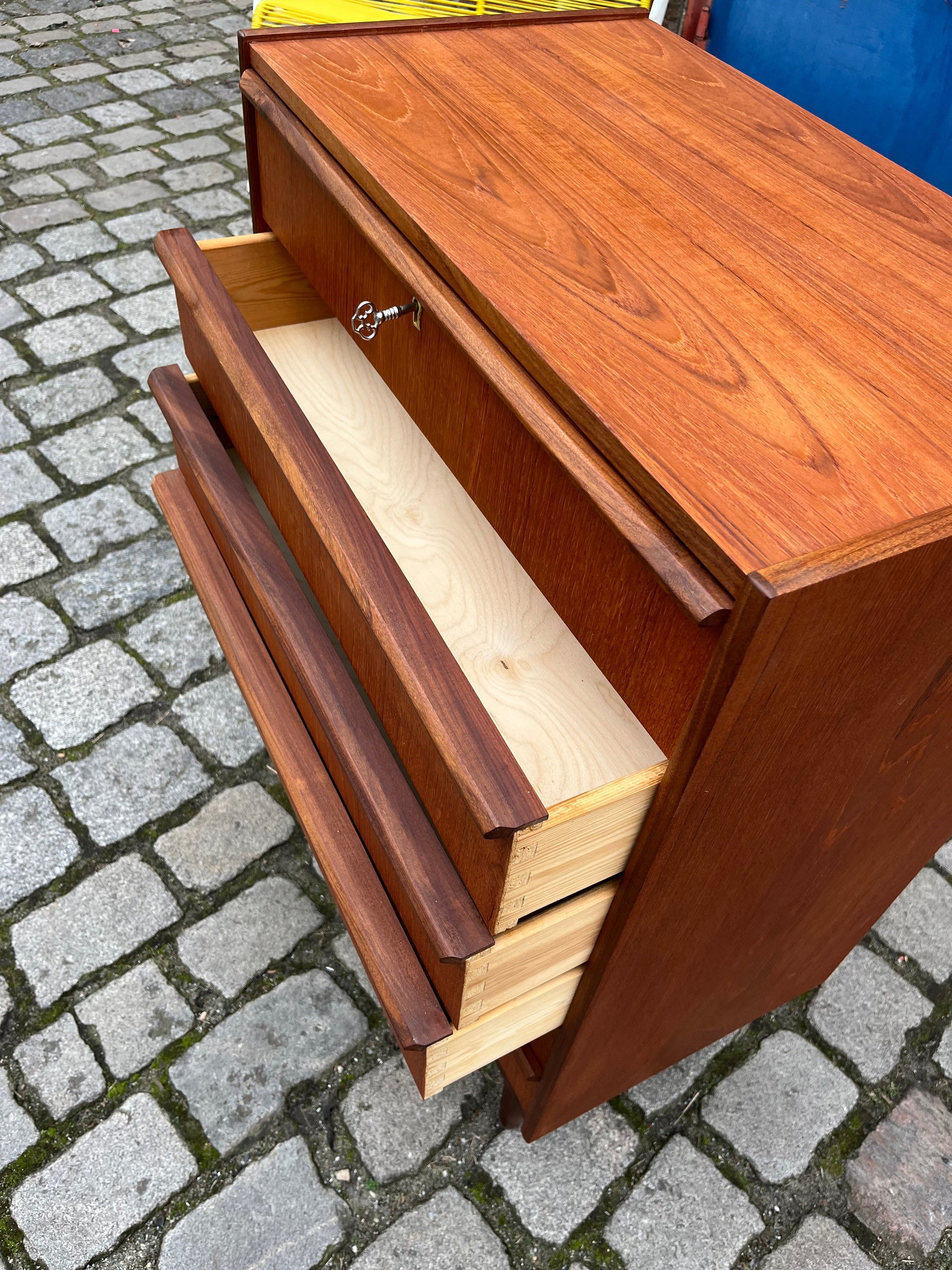 Vintage Kommode Teak mit Schloss und durchgehendem Griff von dänischem Design