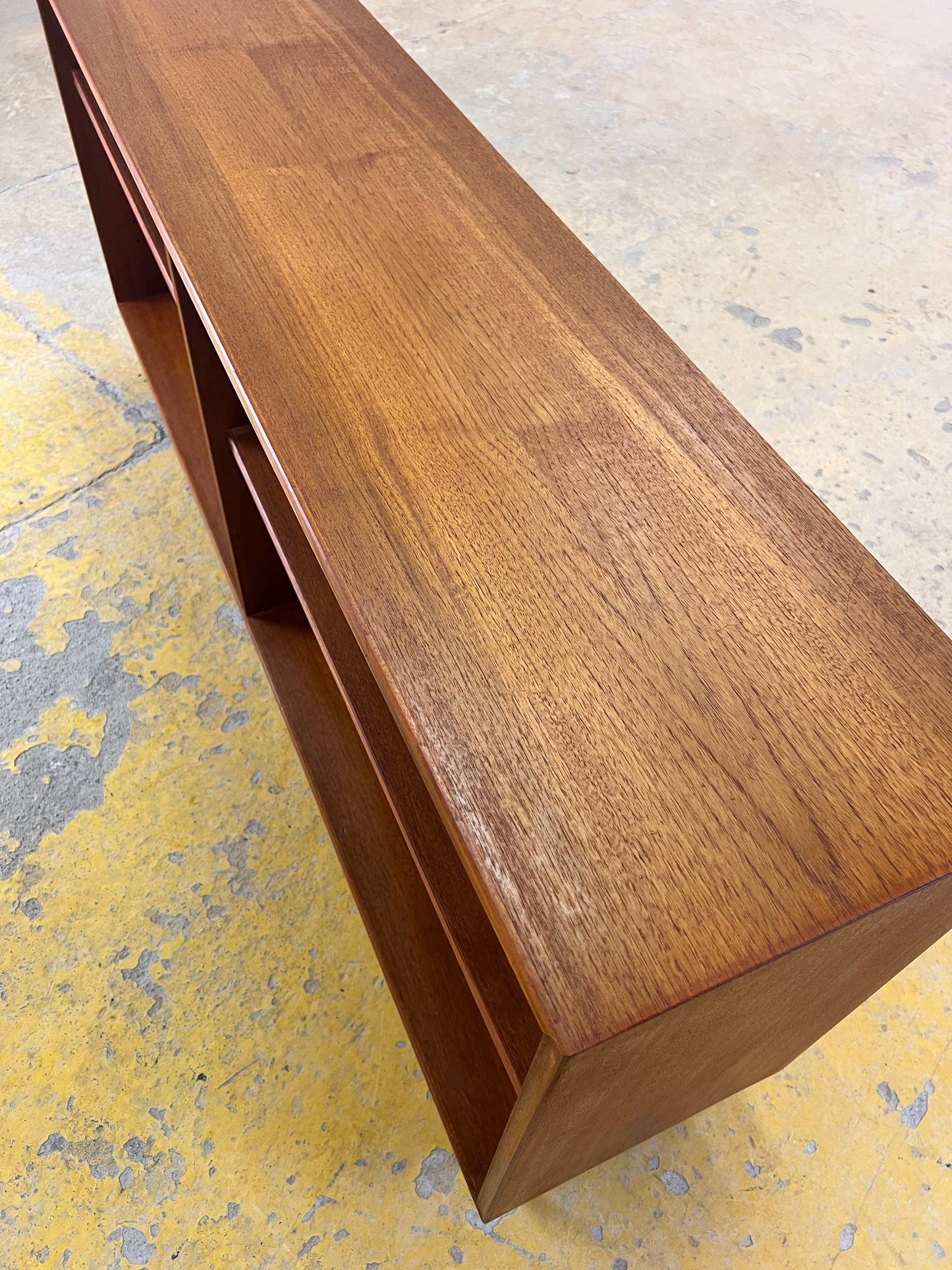 Vintage Regal Teak auf Hairpinlegs von rt Möbel