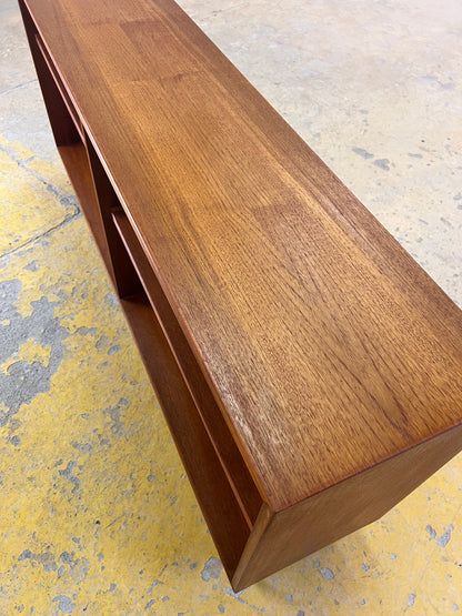 Vintage Regal Teak auf Hairpinlegs von rt Möbel