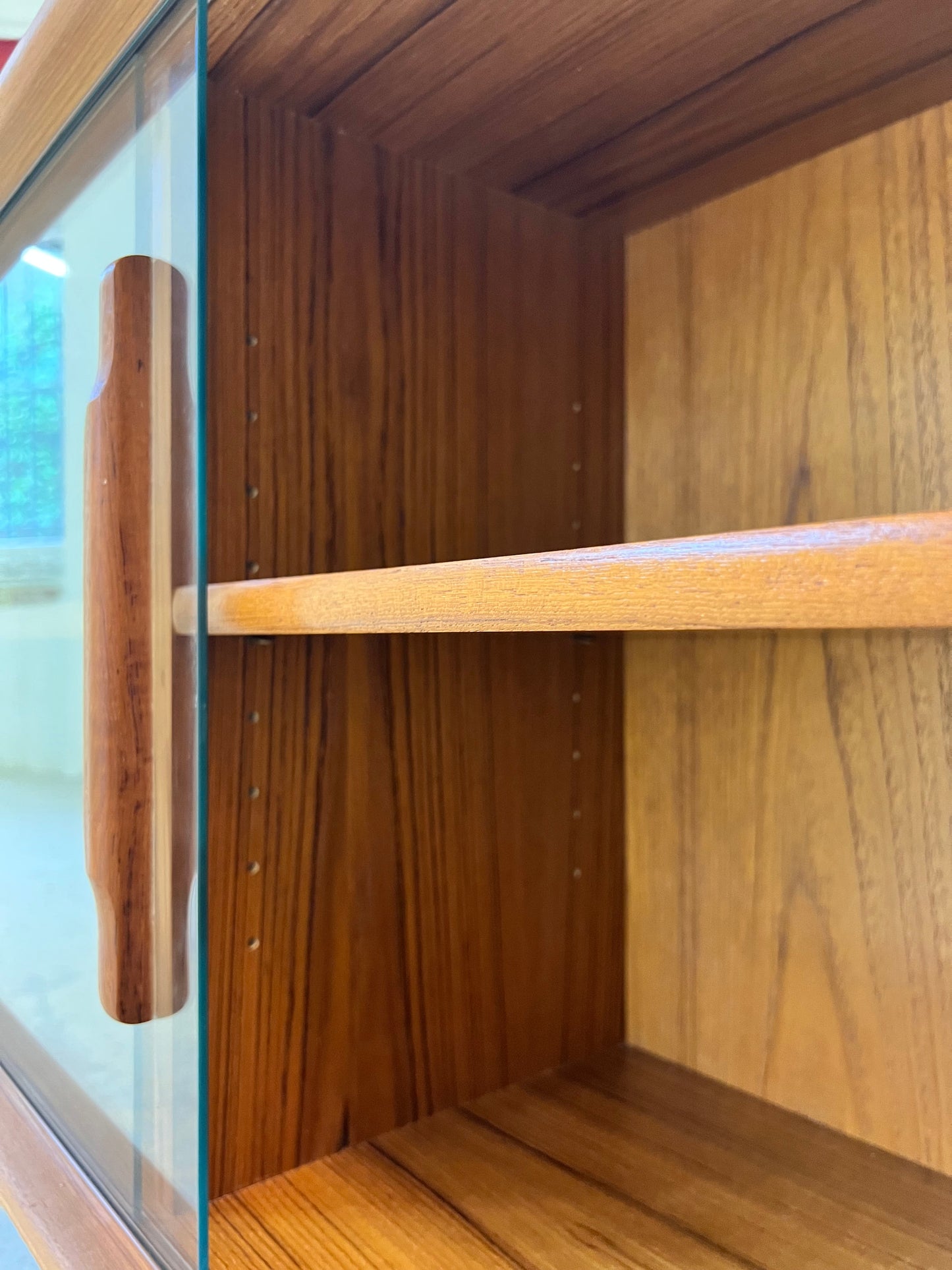 Vintage Sideboard Vitrine Teak mit Chromfüßen von Dyrlund