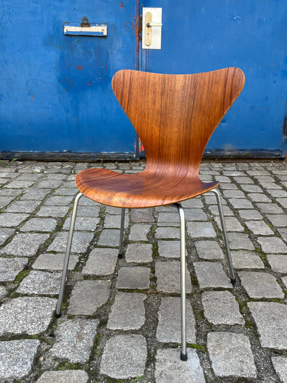 Vintage chair Series 7 walnut by Arne Jacobsen for Fritz Hansen