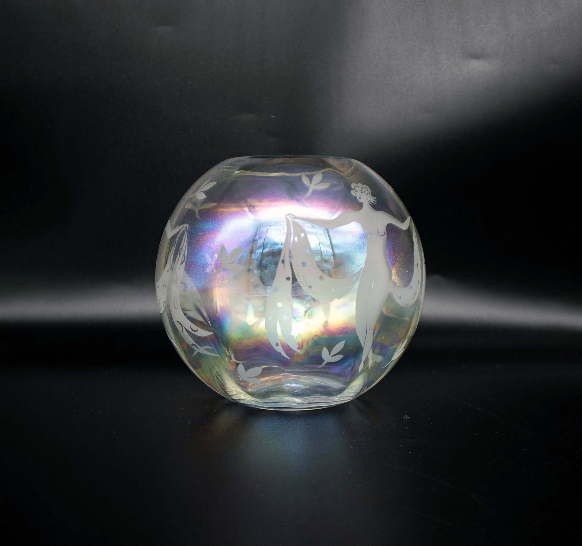 Vintage Vase „Die drei Grazien“ Kugelvase aus irisierendem Glas
