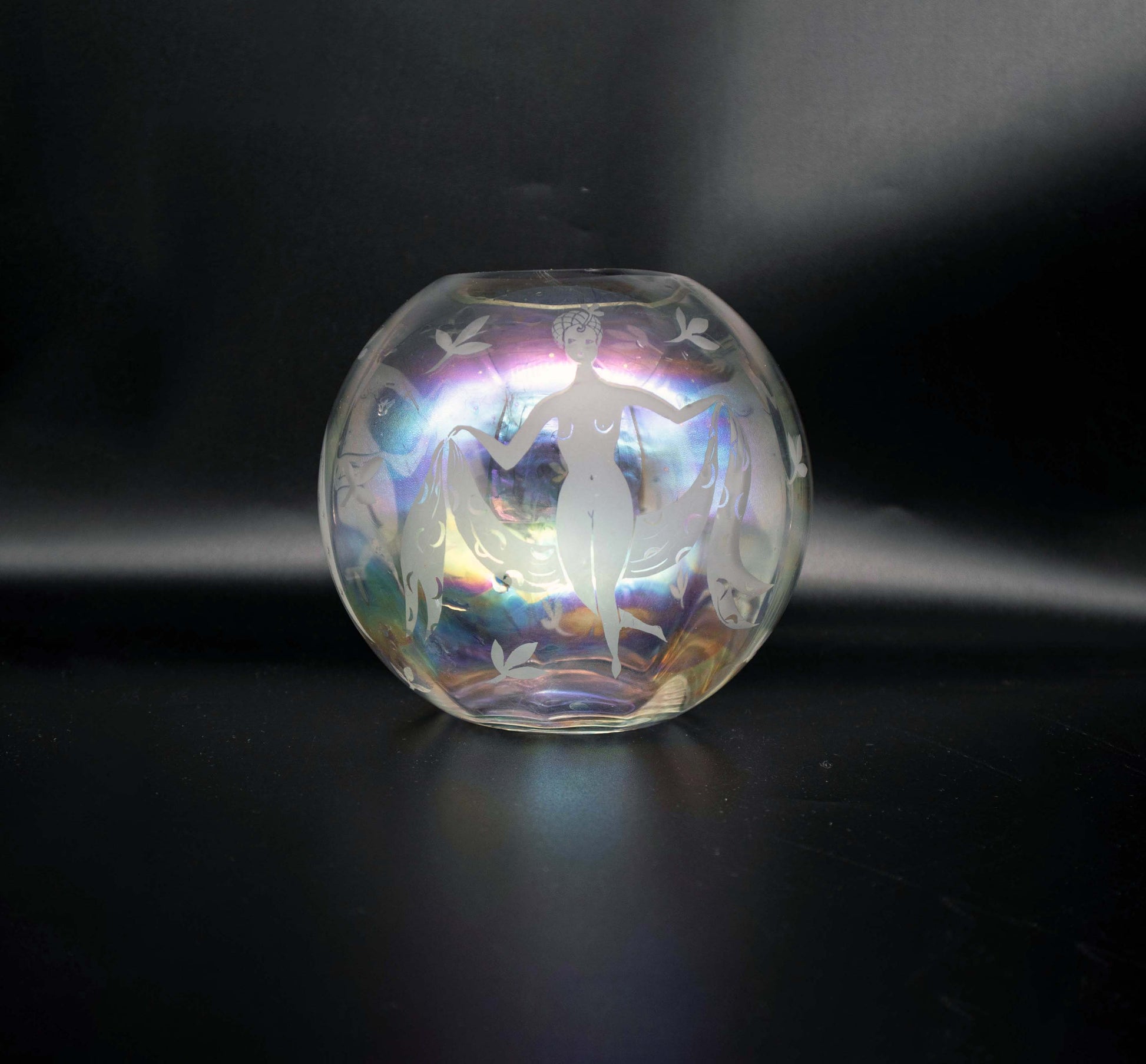 Vintage Vase „Die drei Grazien“ Kugelvase aus irisierendem Glas