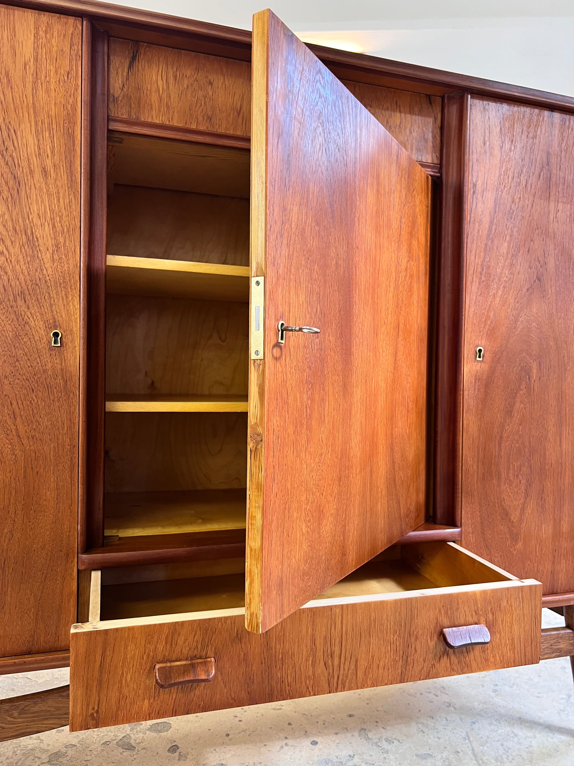 Vintage Kommode aus Teak aus Dänemark refurbished braun rotstichig Teakholz Metall