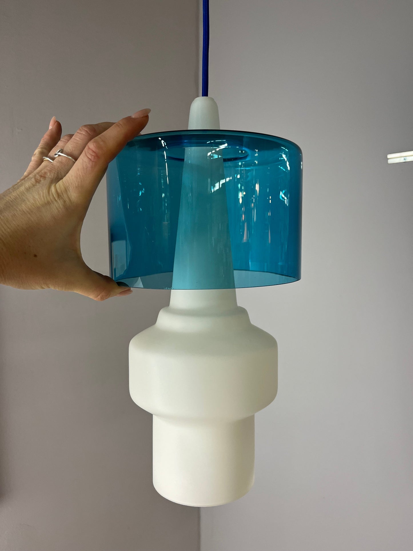 Vintage Hängelampe blau-weiß Opalglas von Hyllinge Glasbruk