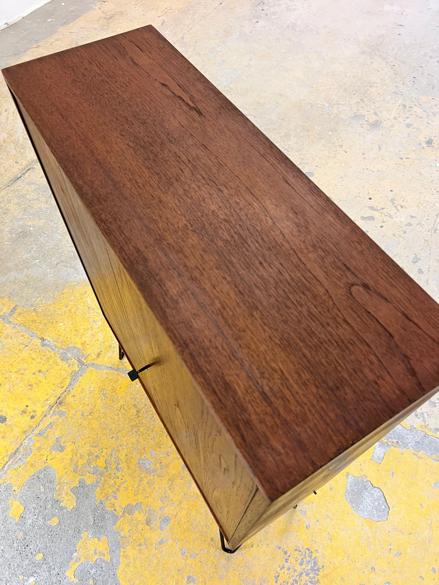 Vintage Regal Teak mit Schloss und Türen aus Dänemark