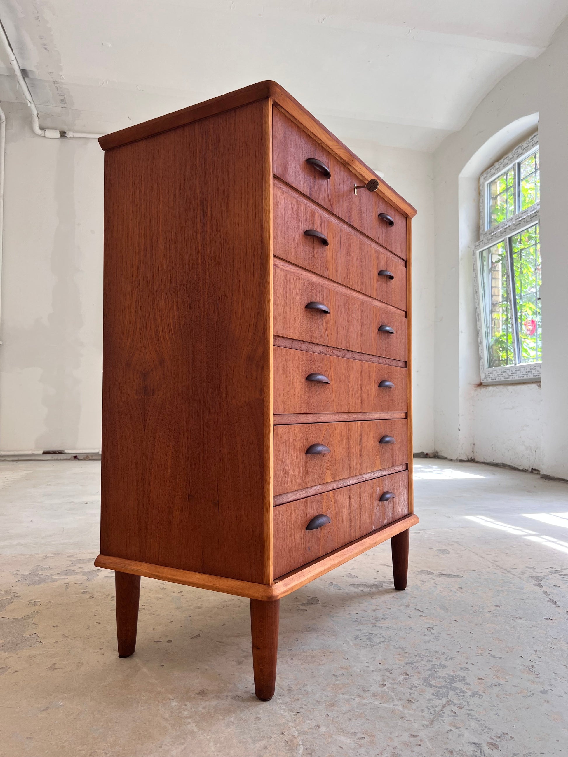 Vintage Kommode Teak mit Muschelgriffen und Schloss aus Dänemark