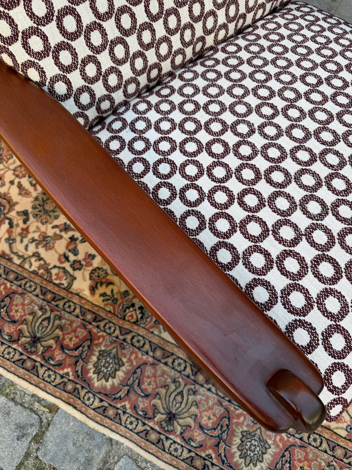Sessel Mahagoni Brutalismus mit aubergine Kreismuster