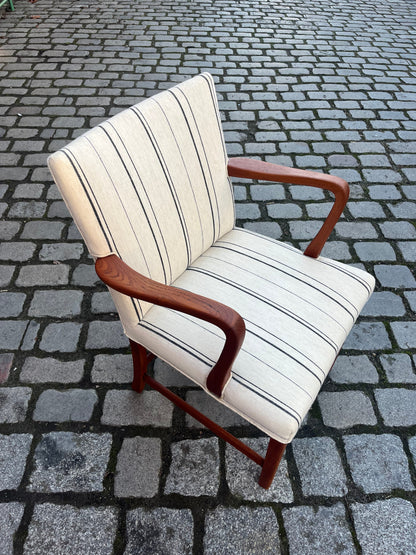 Vintage Armlehnstuhl mit paspeliertem Polster aus Dänemark