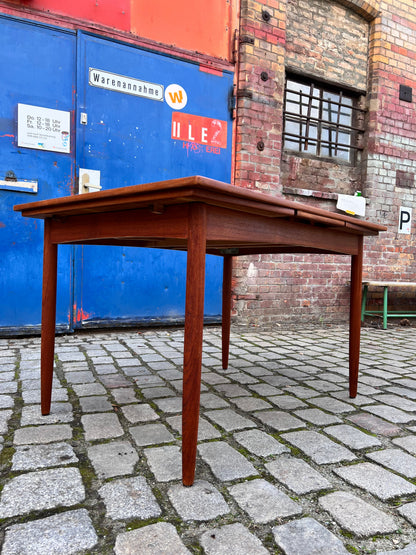 Esstisch Teak ausziehbar trapezförmige Tischblätter