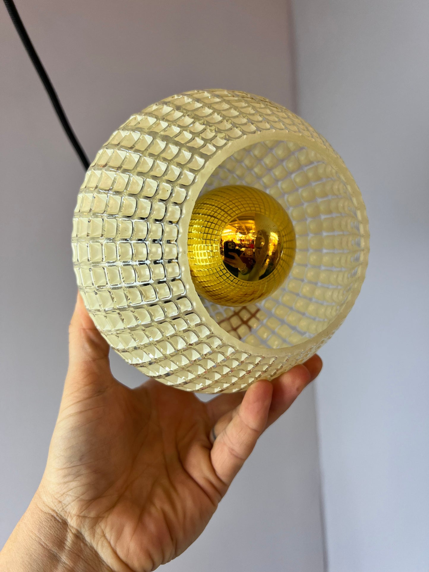 Lampe suspendue vintage en verre structuré et teck du Danemark