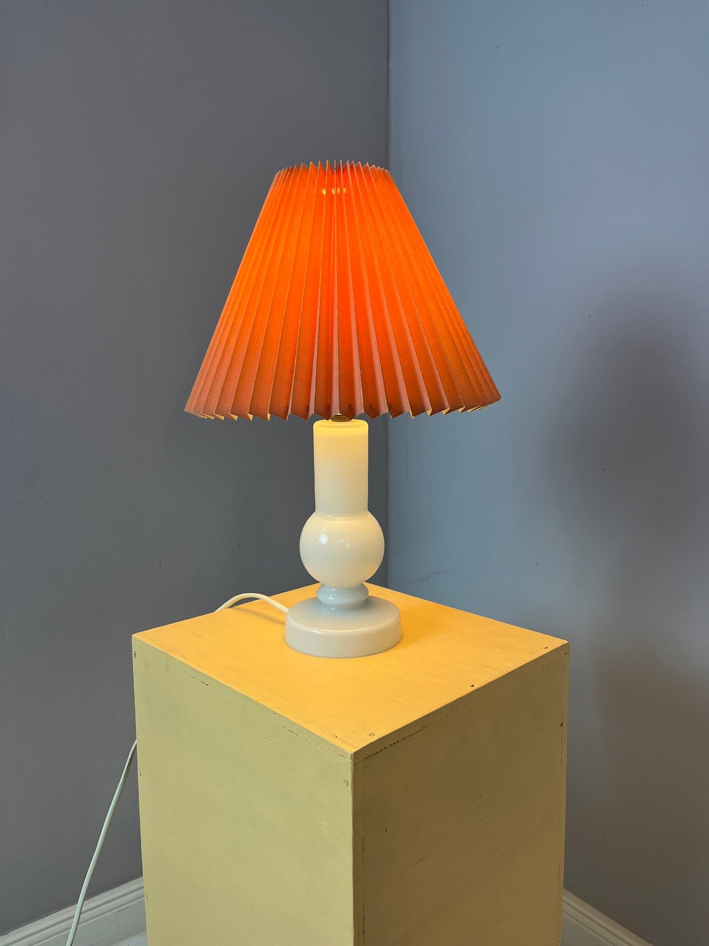 Tischlampe weiß Glas mit rosa Schirm