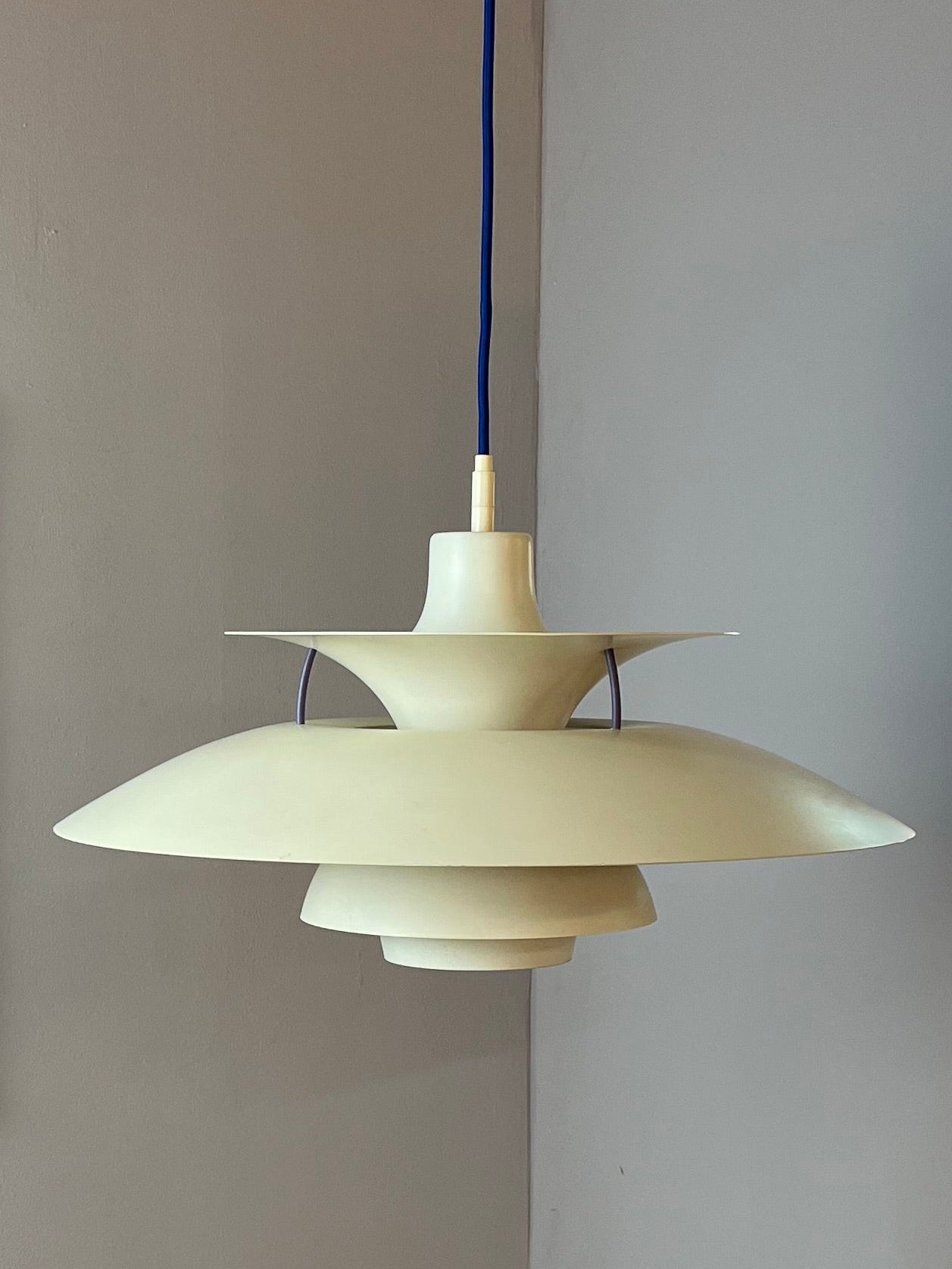 Vintage Pendelleuchte PH5 von Poul Henningsen für Louis Poulsen, weiß, königsblaue Lamelle
