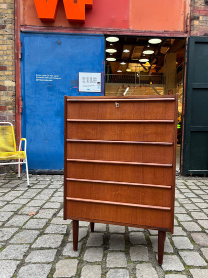 Vintage Kommode Teak mit Schloss und durchgehendem Griff von dänischem Design