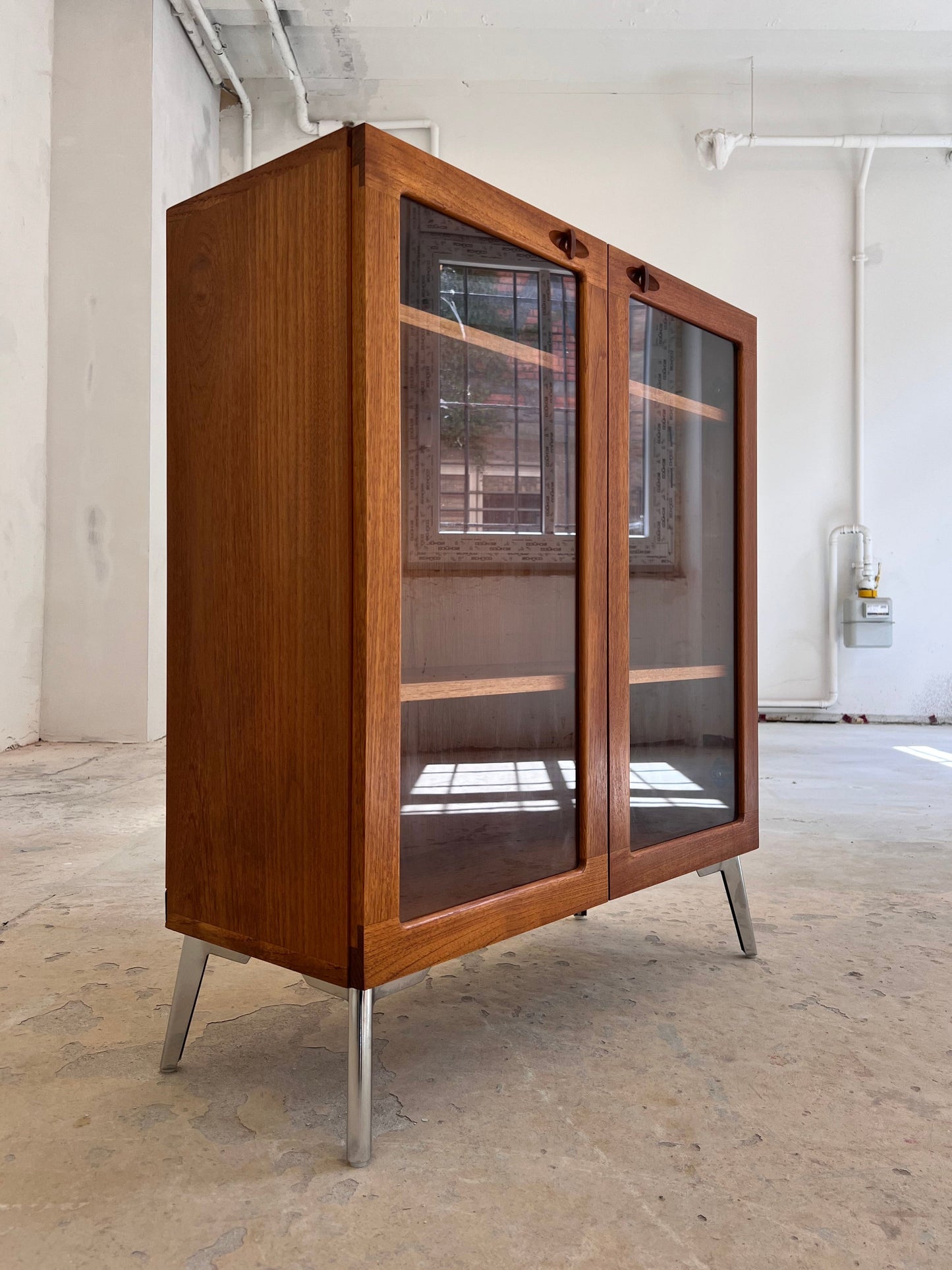 Vintage Vitrinenschrank Teak von H.W. Klein für Bramin mit neuen Chromfüßen