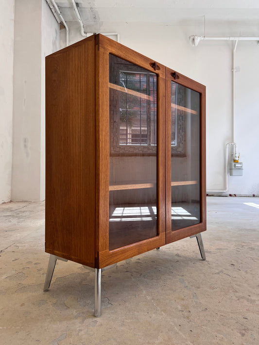 Vintage Vitrinenschrank Teak von H.W. Klein für Bramin mit neuen Chromfüßen