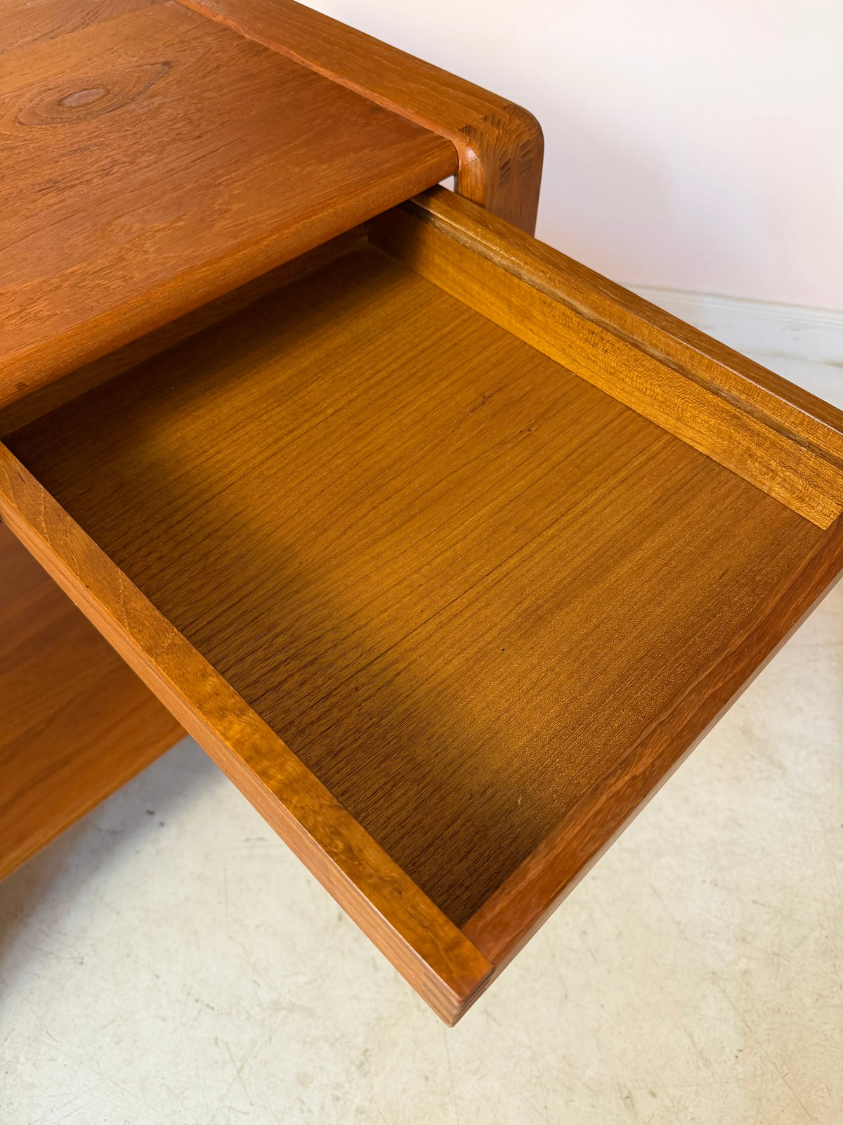 Beistelltisch Teak mit Schubladen und Ablage aus Dänemark