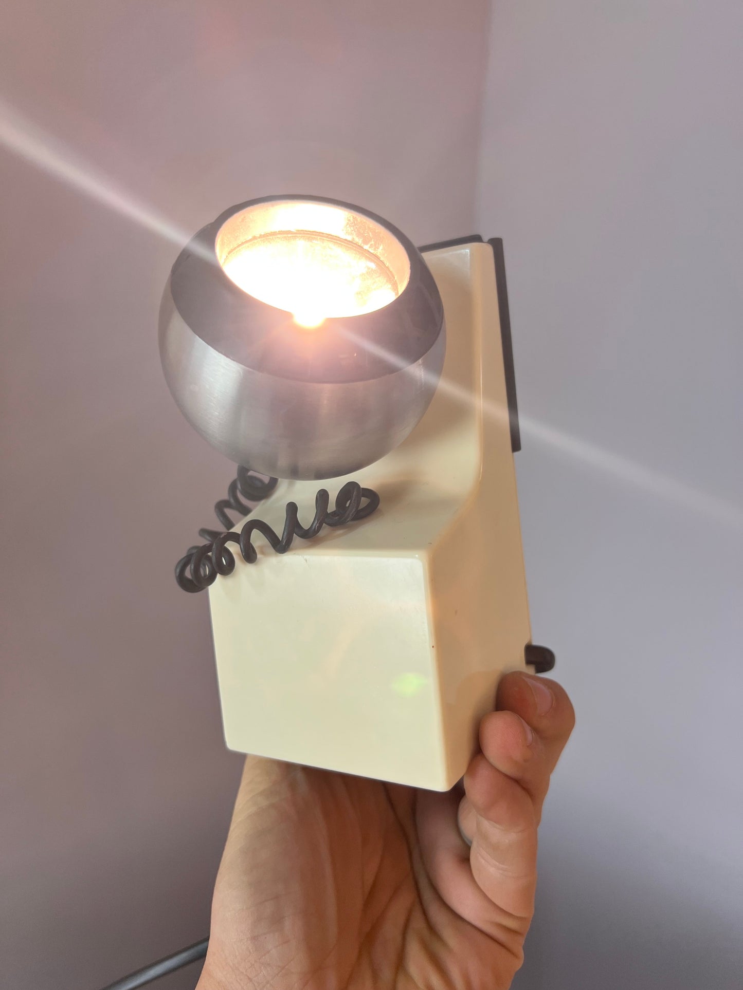 Tischlampe weiß silber mit Kugelkopf von Osram