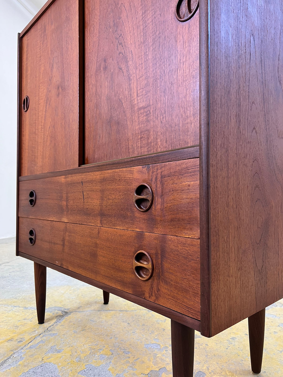 Vintage Schrank Teak aus Dänemark mit Schiebetüren und Schubladen, runde Griffmulden