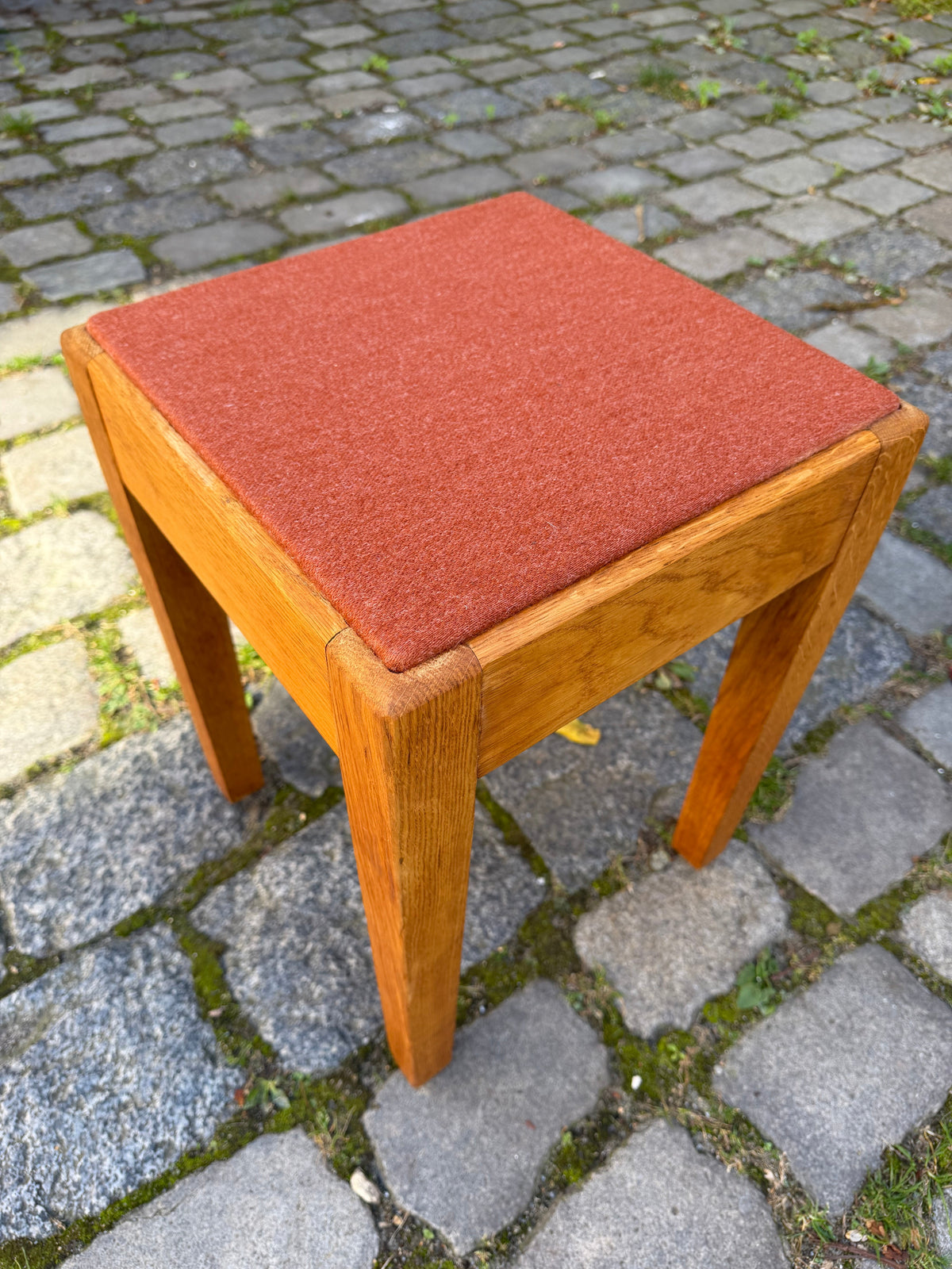 Hocker Eiche mit roter Sitzfläche, Dänemark
