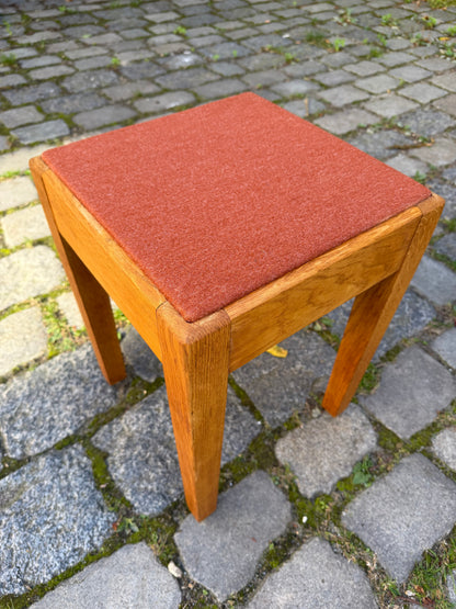 Hocker Eiche mit roter Sitzfläche, Dänemark