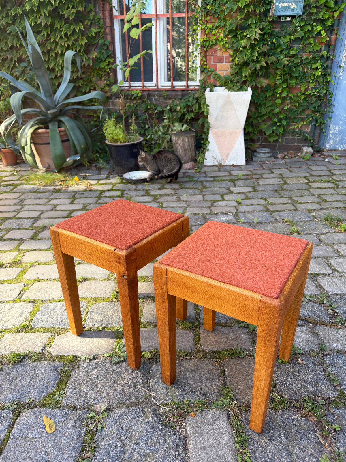 Hocker Eiche mit roter Sitzfläche, Dänemark