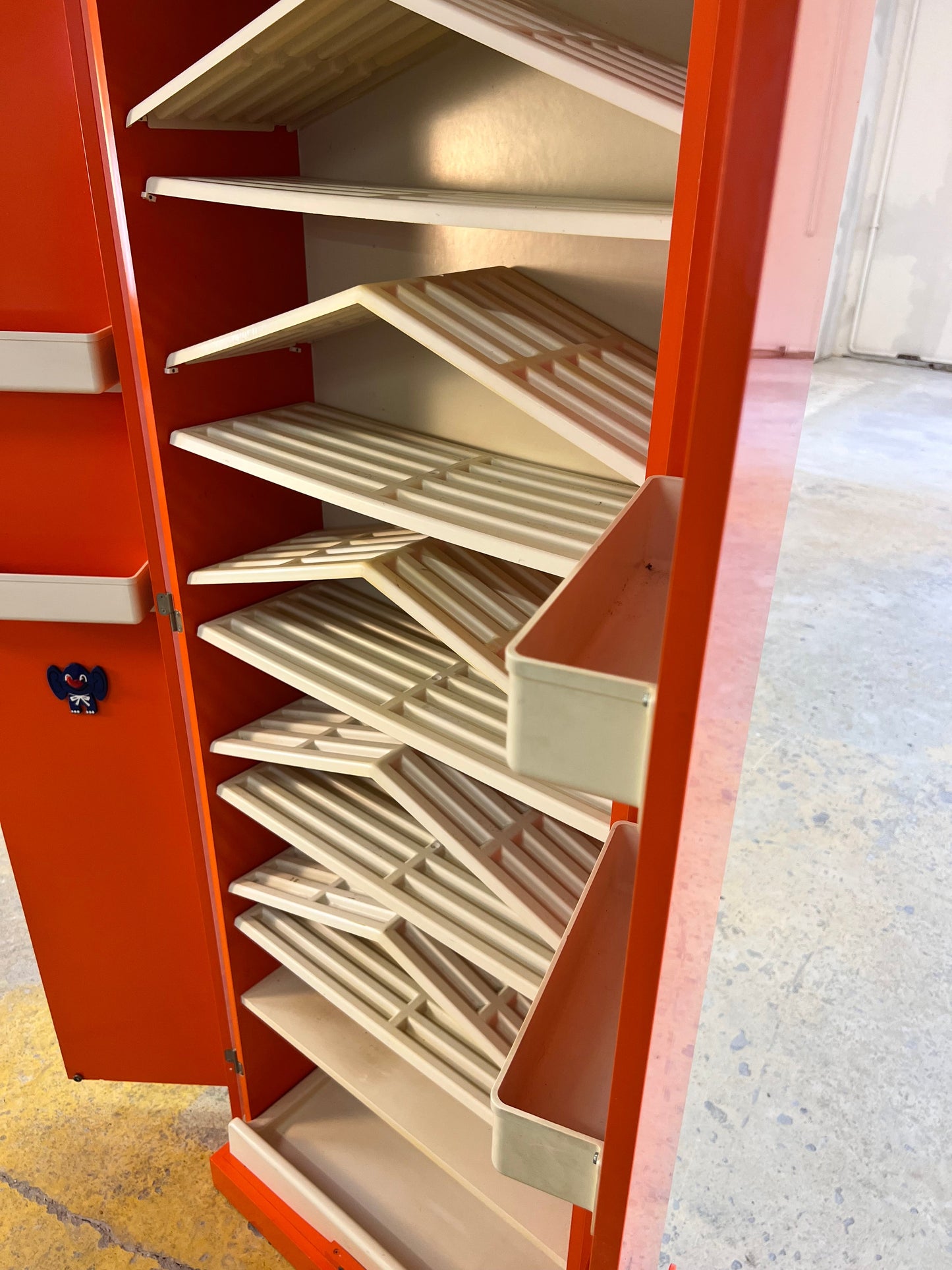 Vintage Schuhschrank orange von Schönbuch