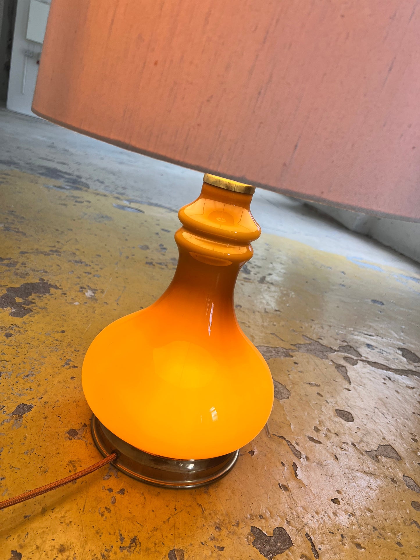 Hohe Tischlampe Glas und Seide